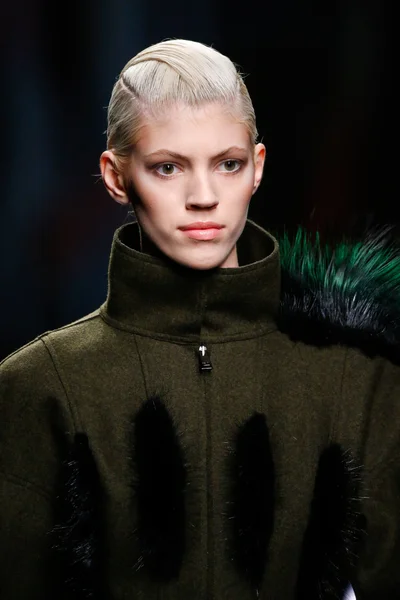Look 16